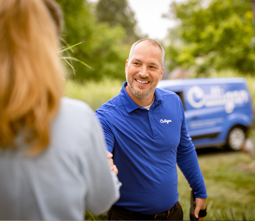 Culligan Fahrer kommt bis ans Haus