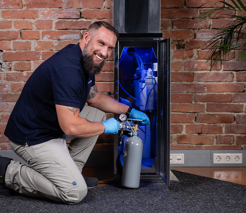 Culligan Techniker tauscht CO2 Flasche aus