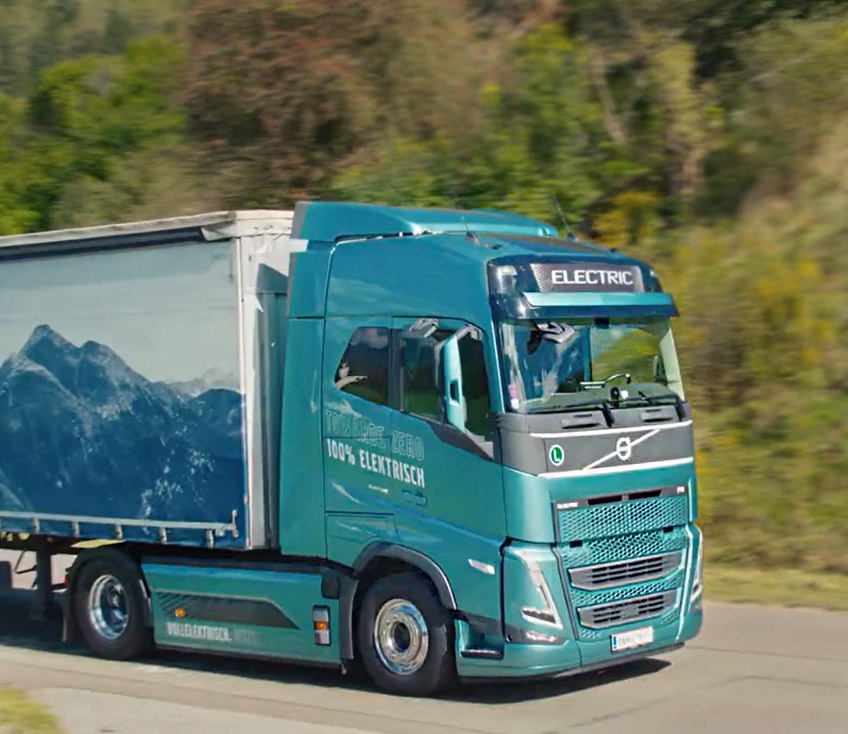 Elektro LKW Seitlich bei Fahrt