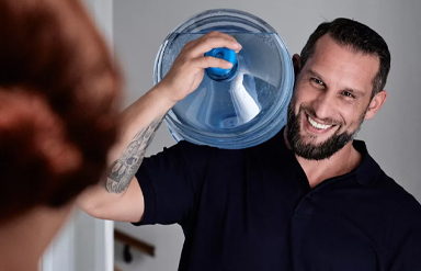 Lieferant bringt Alpenwasserflasche
