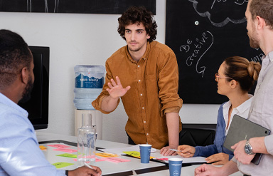 Meeting mit Wasserspender im Hintergrund