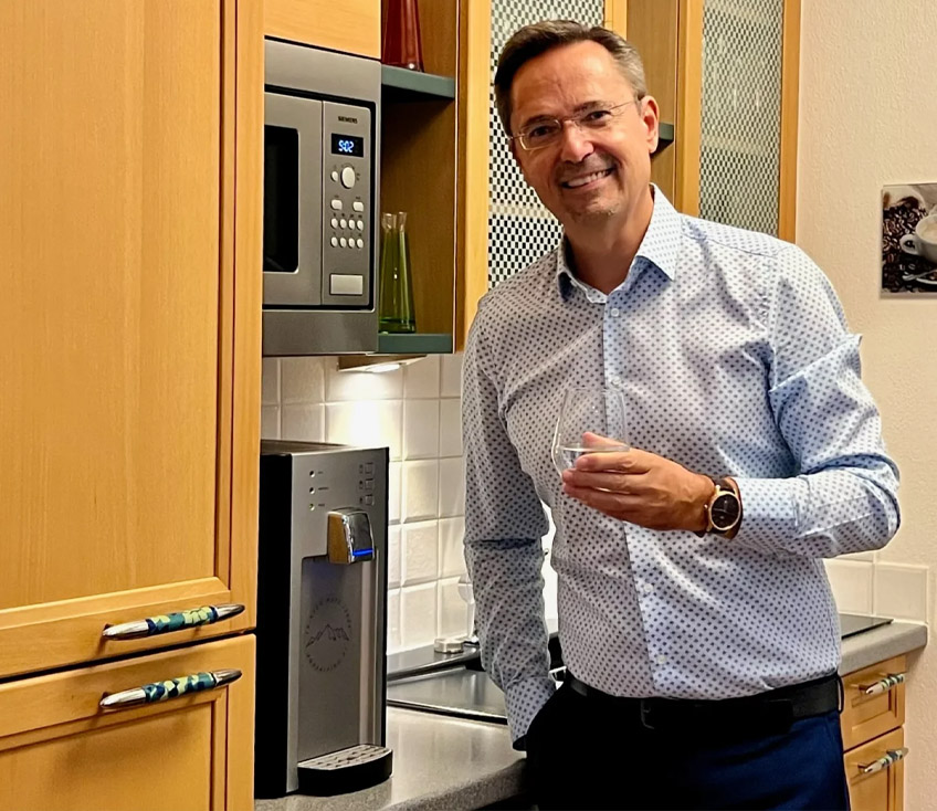 Rezension Personenfoto von Dr Ritz neben Sodawasserspender