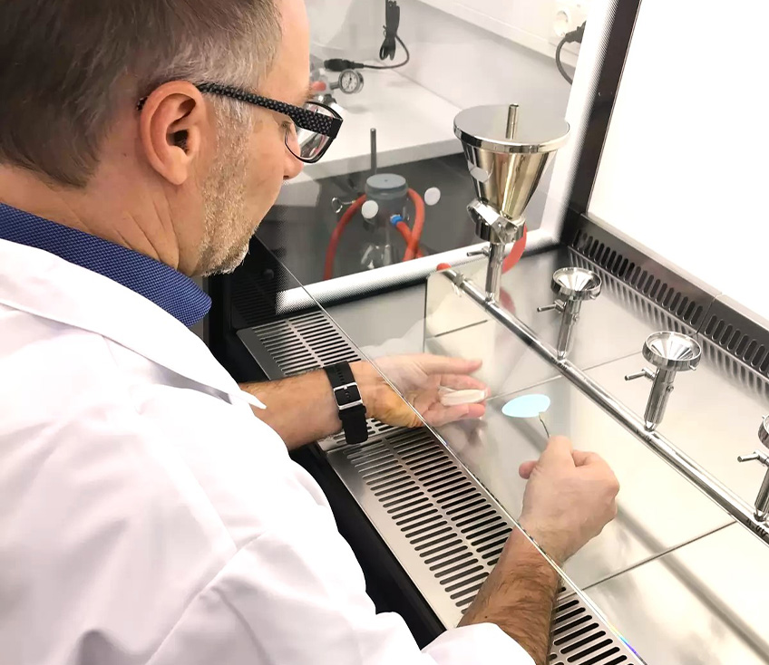 Wasser Analyse Labor von Culligan mit Techniker