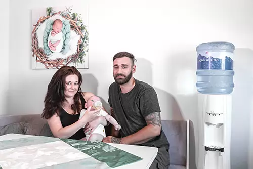 familie-walda-julia-mit-kind-und-wasserspender