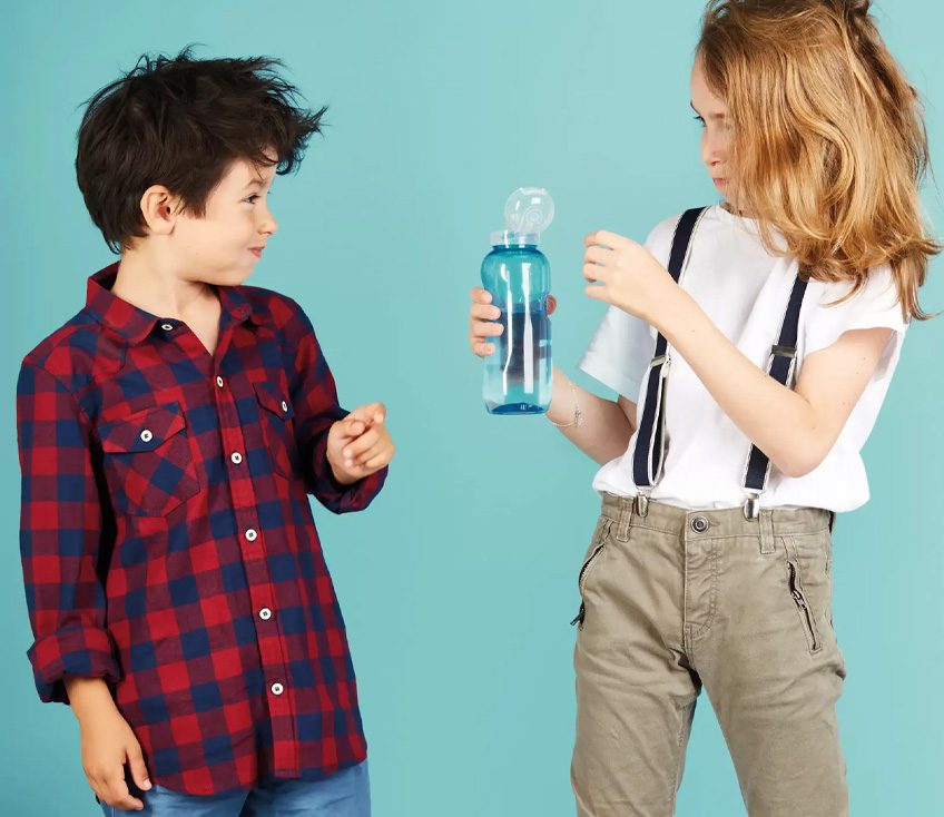 kinder mit wasserflasche haben freude