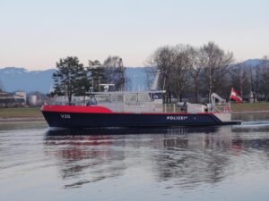 Ein Polizeiboot im Wasser