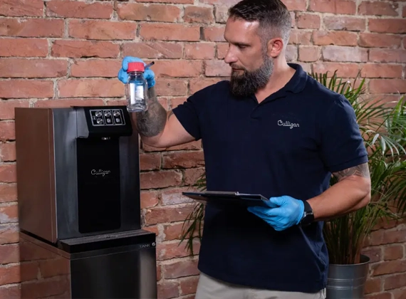 beprobung durch techniker an wasserspender