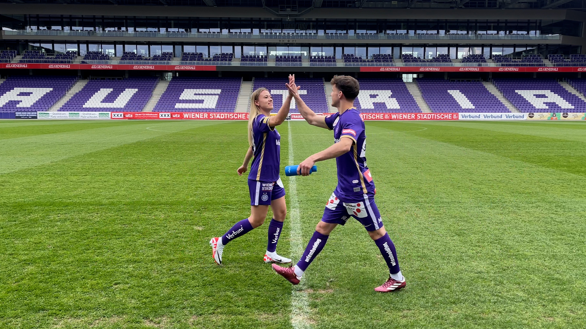 2 Spieler des FK Austria geben sich ein High Five